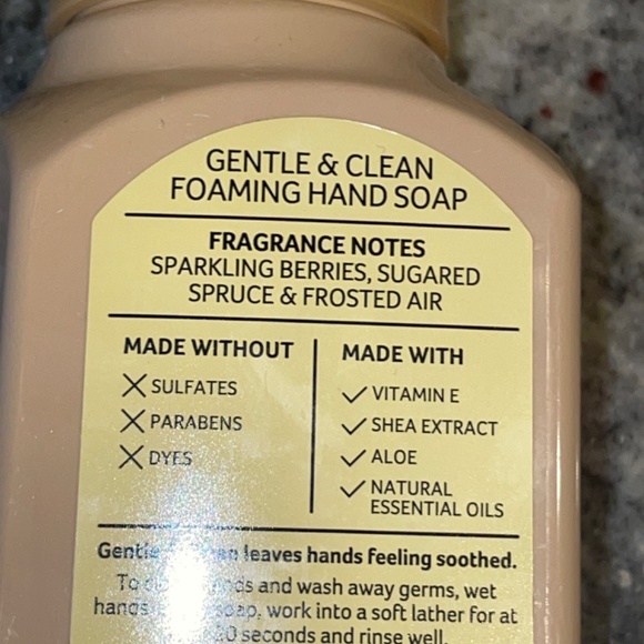 Bath & Body Works 3-Wick Candle + 2  Hand Soaps Set-Golden Berry Mistletoe -NEW - Picture 2 of 4